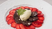 Schokoladensalami mit Waldmeistereis und Erdbeeren