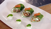 Basilikumrolle mit Lachs und Limettentopfen