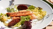 Gegrillte Forelle mit Sauerrahm-Schnittlauchcreme und Sorbet von getrockneten Tomaten