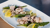 Löwenzahnsalat mit gebratenen Calamari und Zitronenbrot
