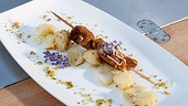 Putenspieße mit Apfel-Lauchgemüse