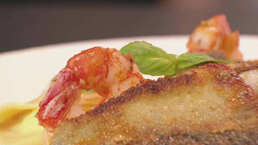 © ORF/Interspot Gebratenes Filet vom Saibling mit Garnelen und Frischkäsetascherl