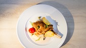 Gebratenes Kalbskotelett auf Thunfischcreme mit Chips 