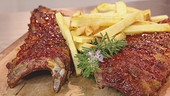 Schweinsripperl mit hausgemachten Pommes