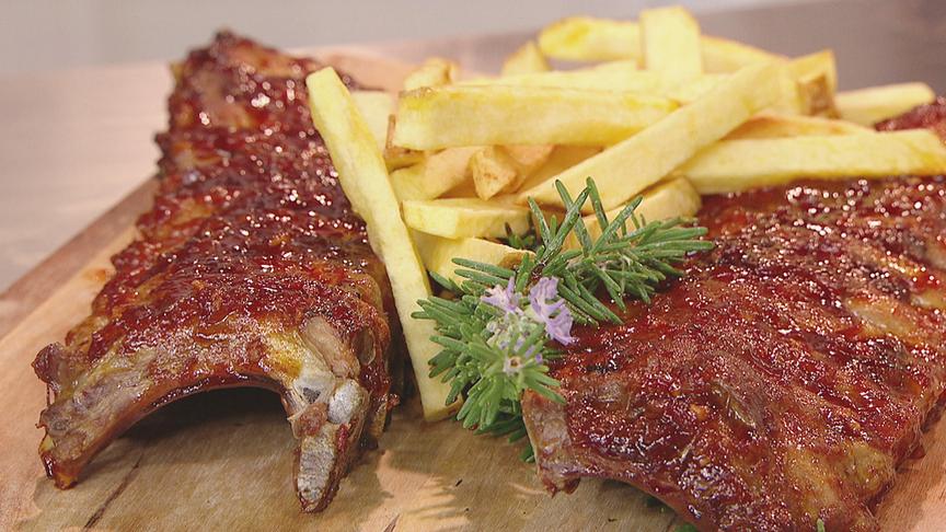 © ORF/Interspot Film Schweinsripperl mit hausgemachten Pommes