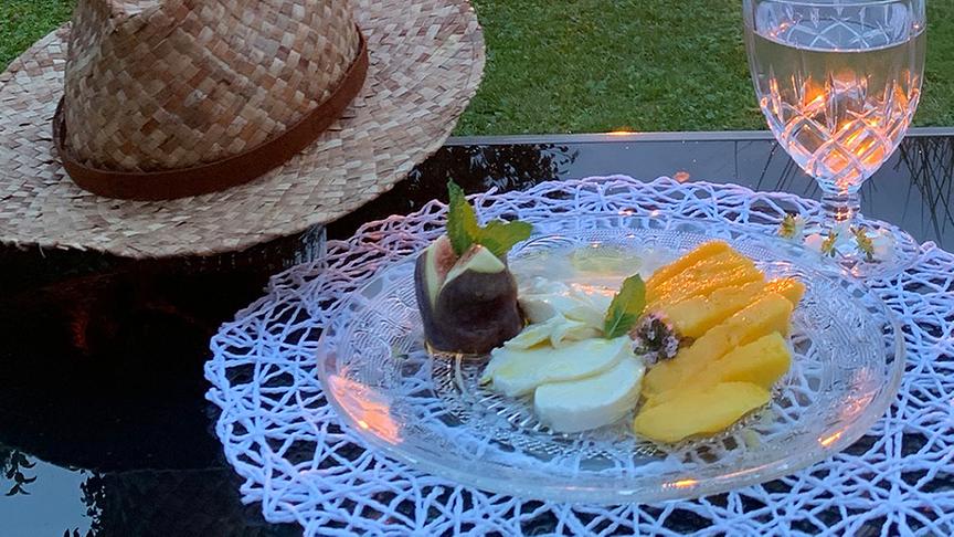 Mango-Mozzarella: Marinieren mit Zitrone & gutem Olivenöl, dazu Salz & Pfeffer und etwas Honig - fertig. Ein herrlich köstliches Sommergericht. (Angelika Mang-Kofler)