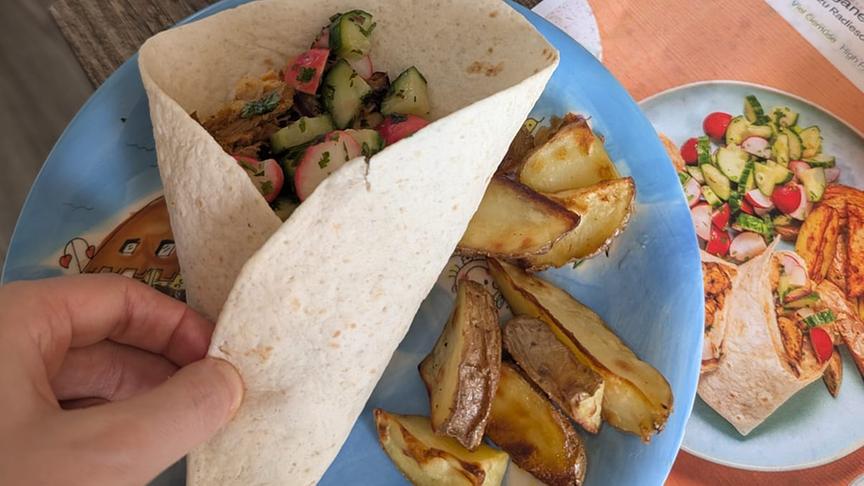 Veganer Schawarma Wrap mit Hummus. (Anna Schwediauer)