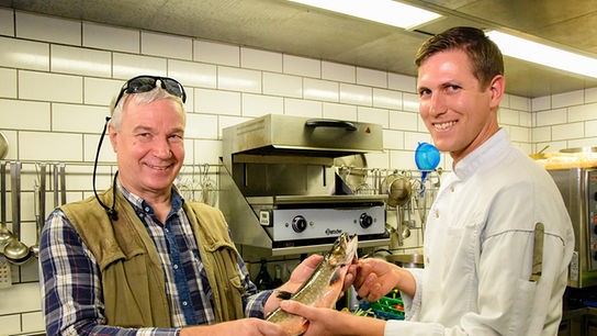 Im Bild: Rainer Stroppa (Fischzüchter aus Nenzing) und Dominic Mayer (Küchenchef des Rio-Kino Restaurant in Feldkirch).
