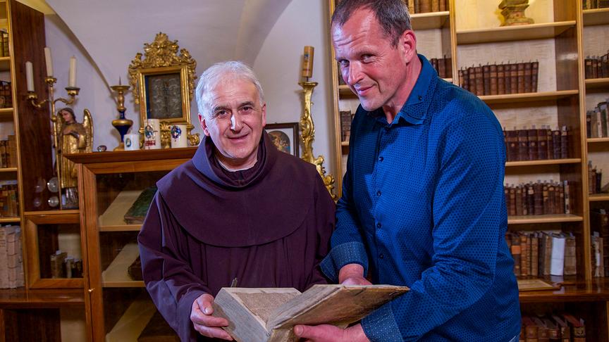 © ORF/Satel Film/Claus Muhr Im Bild: Pater Bernard und Georg Pock vom Verein GlaMUR, Genuss am Fluss, in der Bibliothek des Klosters