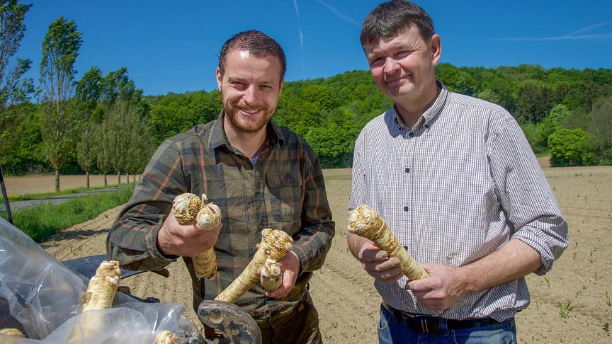 © ORF/Satel Film/Claus Muhr Im Bild: Patron und Küchenchef Fabian Palz vom "GenussHirsch" in Donnersdorf mit dem Krenbauer seines