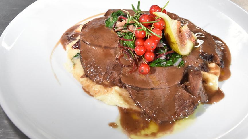 © ORF/Satel Film/Eckehard Braun Die geschmorte Hirschnuss von Küchenchef Stephan Schoderitz vom Gasthof Hofmann in Deutsch-Haslau.