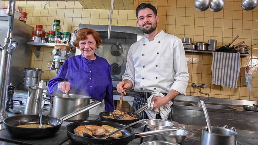 Wirtin Lisa Feiller und Kochlehrling Mathias Blazek in der Küche des Gasthaus "Zum Goldenen Lamm" in Drosendorf.