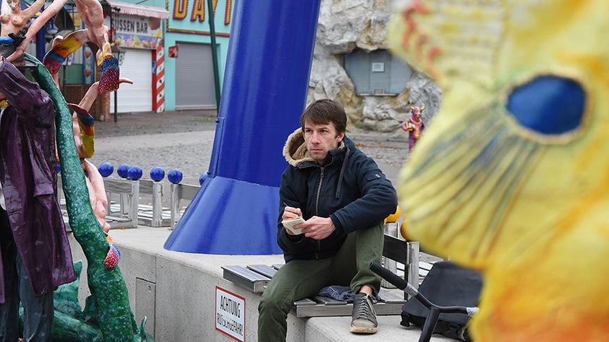 Im Bild: Cartoonist Sebastian Klug im leeren winterlichen Wiener Prater.