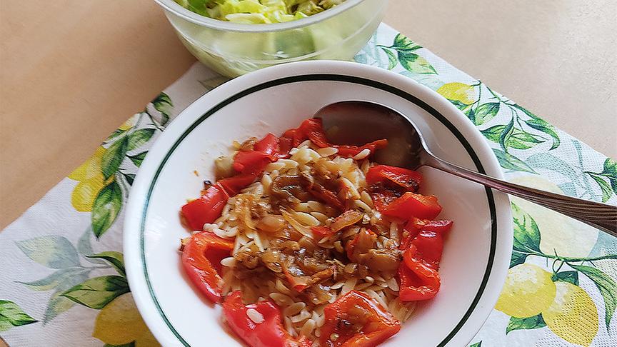 Kritharaki-Salat mit Letscho: Die Kritaraki-Nudeln al dente kochen anschließend abseihen und mit dem Letschogemüse anrichten. Mit grünem Salat servieren.