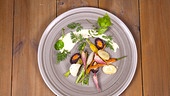 Gegrilltes Erdgemüse mit Macadamia-Öl und Limettencreme