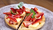 Waffeln mit flambierten Erdbeeren und Crème pâtissière