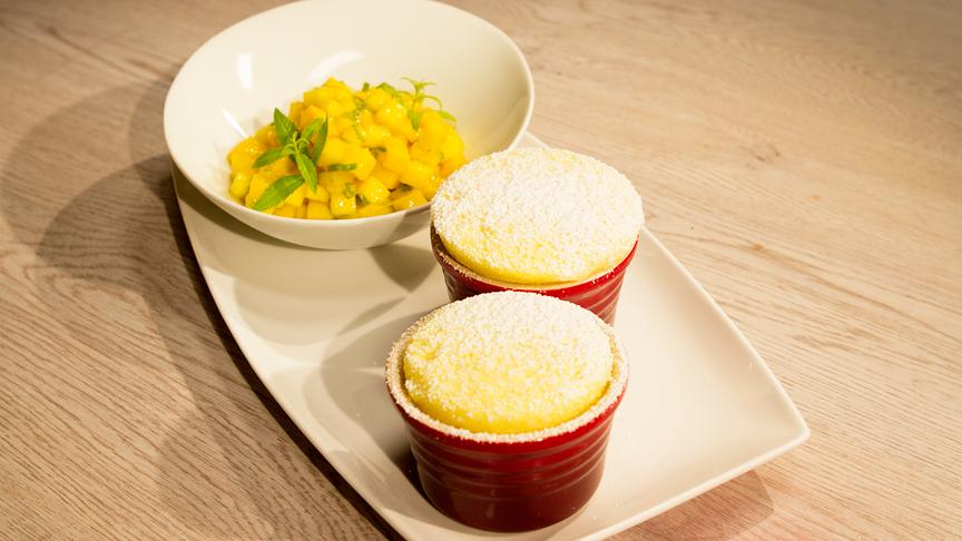 © Interspot Vanille-Soufflé mit marinierten Mangos