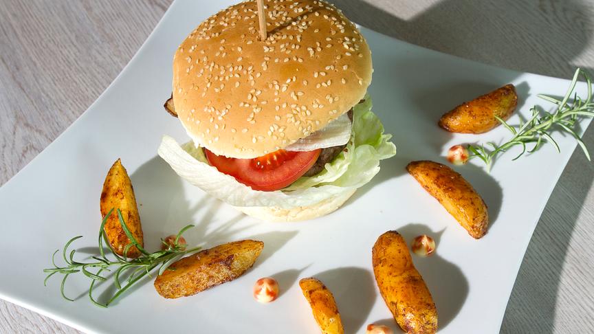 Klassischer Burger mit Kartoffelwedges und Cocktailsauce