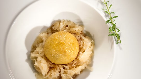 © Interspot Grammelknödel mit Sauerkraut und Krautsalat