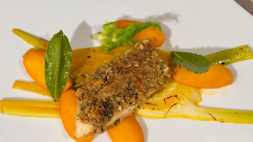 © ORF/Interspot Steinbutt in der Kräuterkruste mit Fenchel und Safrankartoffeln