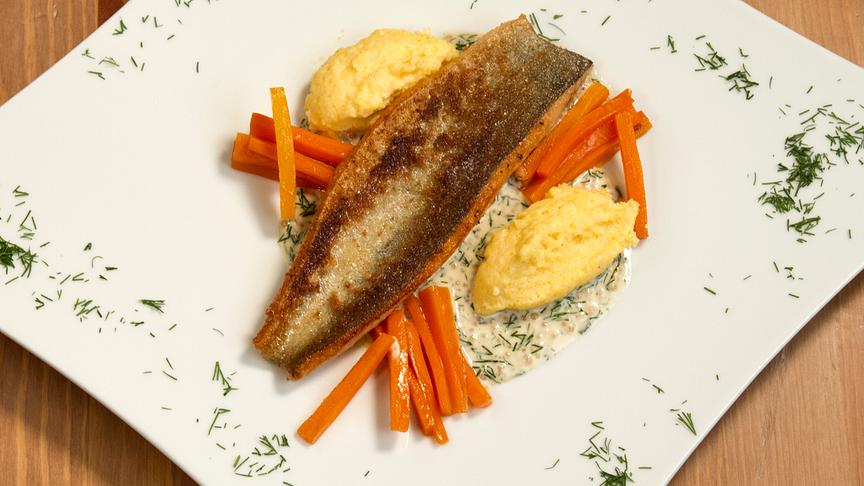 Knuspriges Saiblingsfilet auf Senfsaatsauce mit Karotten und Polenta 