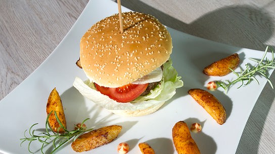 Klassischer Burger mit Kartoffelwedges und Cocktailsauce
