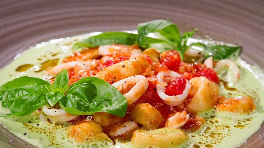 Gnocchi in Tomatensauce mit Calamari und Basilikum-Espuma