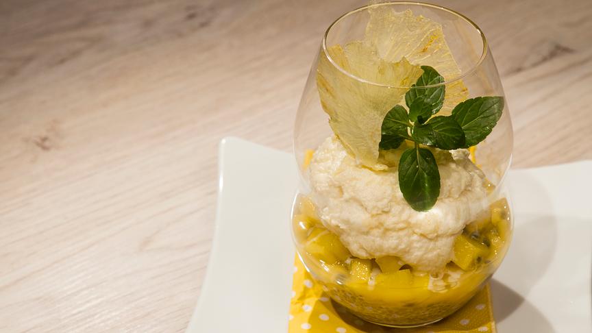 Chiasamen-Pudding mit marinierter Mango-Ananas und Kokosschaum