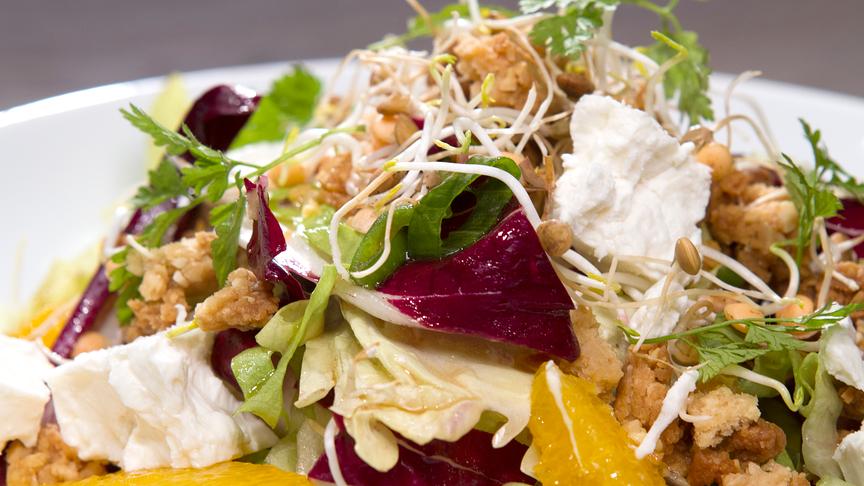 Salat von Radicchio, Orangen, Schafskäse und Mandel-Fenchel-Streusel  