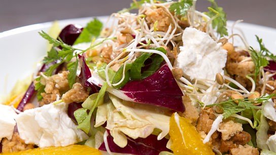Salat von Radicchio, Orangen, Schafskäse und Mandel-Fenchel-Streusel  