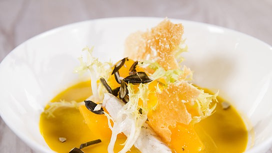© Interspot Gelierte Kürbissuppe mit kleinem Salat und geräuchertem Aal.