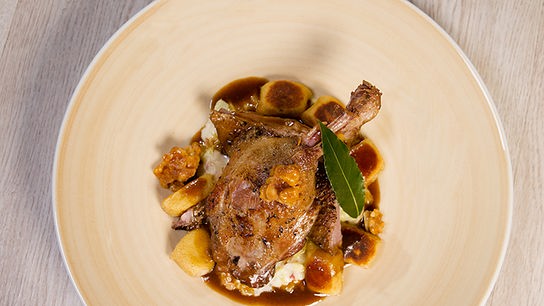 © Interspot Gansl "sous vide" mit Rahmkraut, Walnüssen & Damnidei