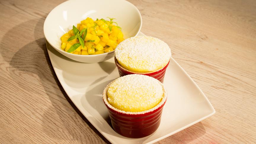 Vanille-Soufflé mit marinierten Mangos