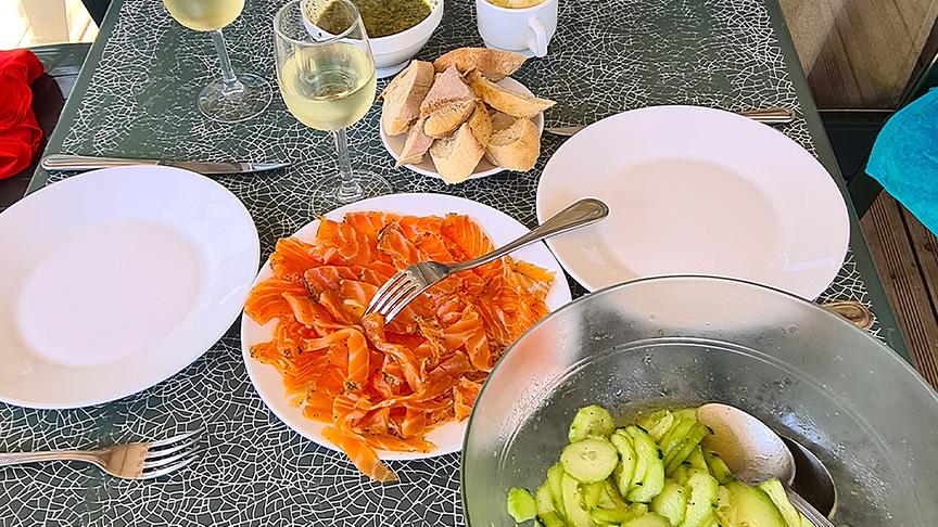 Gebeizter Lachs mit sommerlichem Gurkensalat, Baguette, Honig-Dill-Sauce und Frizzante Lachs 2-3 Tage beizen, den Gurkensalat nach Geschmack herrichten und gut kühlen, die Honig-Dill-Senf-Sauce mit Myrthenpfeffer verfeinern, das Baguette schneiden, den Lachs möglichst dünn am Teller anrichten und genießen. 