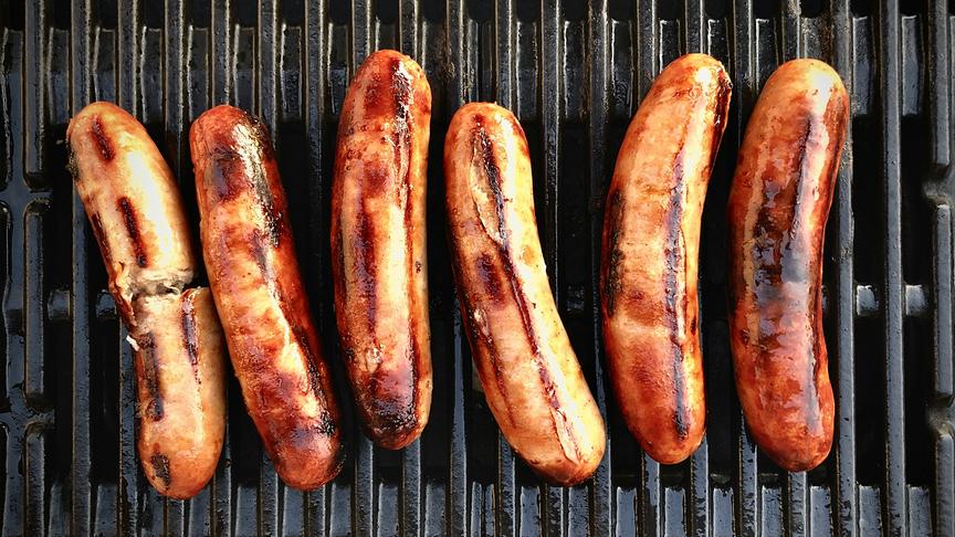 Surf & Turf auf der Wiesn Weißwurst, Garnele, Champagnerkraut und Senfsauce