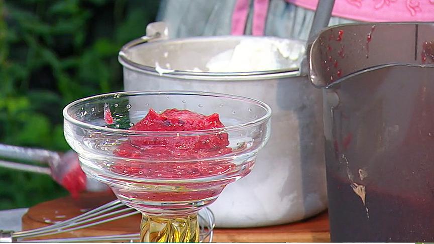 Beerensorbet im Glas