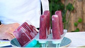 Beerensorbet in Eisförmchen gefroren