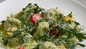 Basilikumravioli mit brauner Butter, Tomaten, Rucola und Parmesan
