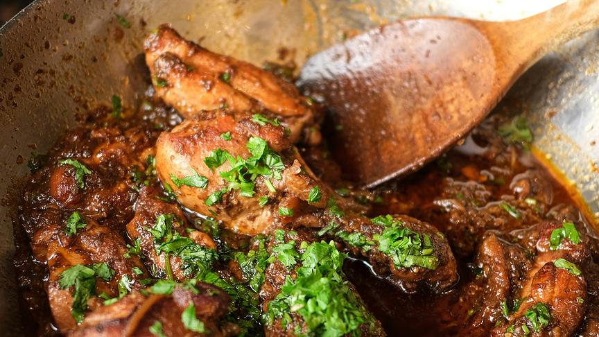 © Unsplash (Beispielfoto) Bruderhahn geschmort und gebraten