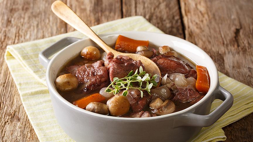 Coq au Vin mit Parmesanpolenta