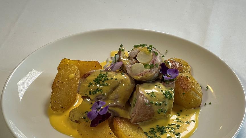 Cordon Rouge mit Spargelfülle, Sauce Hollandaise und Bratkartoffeln