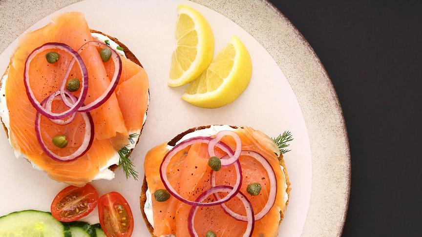 Bagel mit Cream Cheese und Lachs