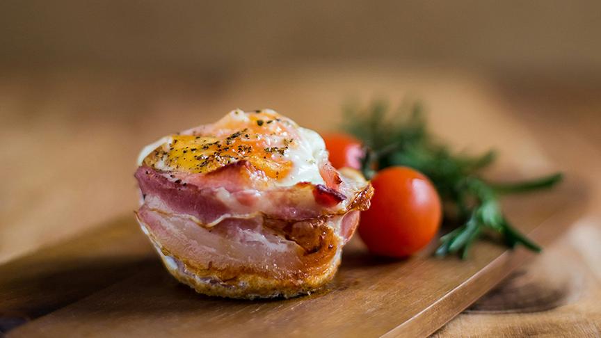 © Unsplash Ei im Speck aus der Muffinform