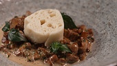 Eierschwammerl mit böhmischen Knödeln mit Miso-Dressing und Blütensalat
