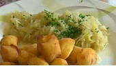 Erdäpfelpaunzen mit Sauerkraut 