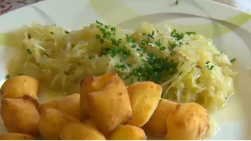 Erdäpfelpaunzen mit Sauerkraut 