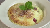 Erdbeeren und Rhabarber mit Topfencreme überbacken