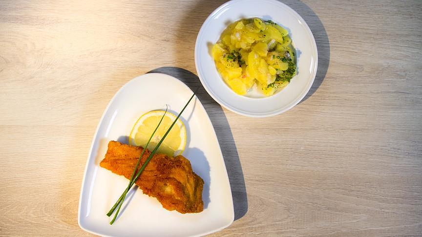 © Interspot (Beispielfoto) Gebackenes Karpfenfilet mit hausgemachtem Erdäpfelsalat