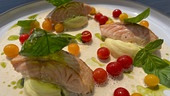 Saibling in weißem Tomatenschaum