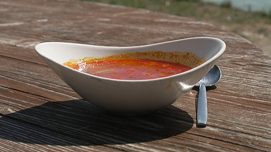 Ungarische Fischsuppe in Teller auf einem Holztisch